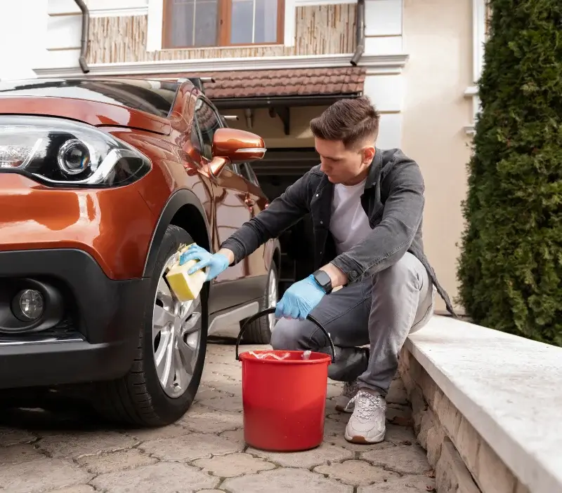 Lavage auto à domicile Leyrat : professionnel intervenant sur un véhicule